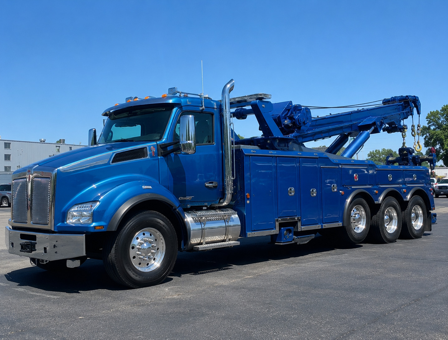Heavy-duty Jerr-Dan wrecker servicing a commercial vehicle